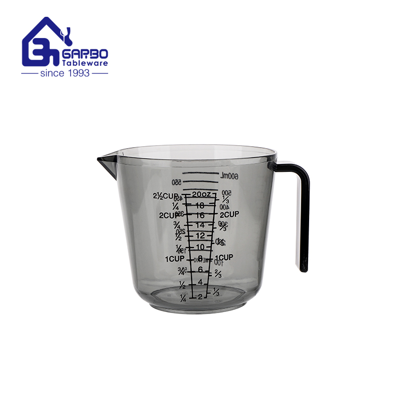 The advantage and disadvantage of plastic measuring cups in daily life