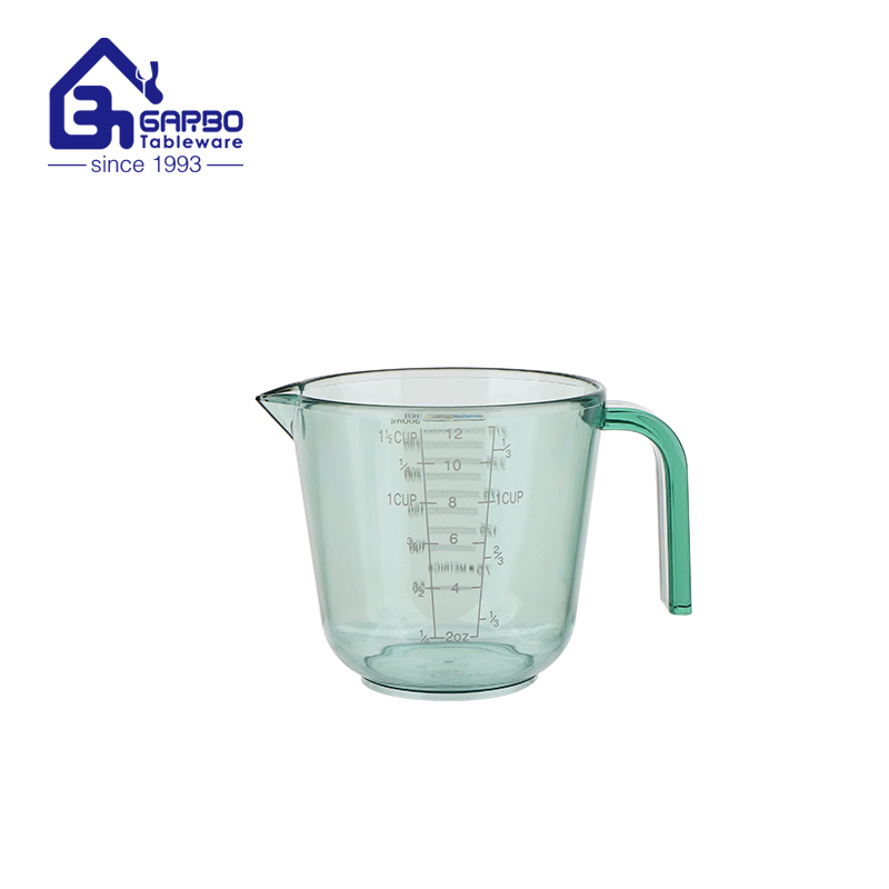 The advantage and disadvantage of plastic measuring cups in daily life