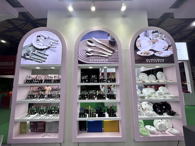 The 13th Luxehome Shanghai 2024 Garbo displays over 500 different new and popular tableware items