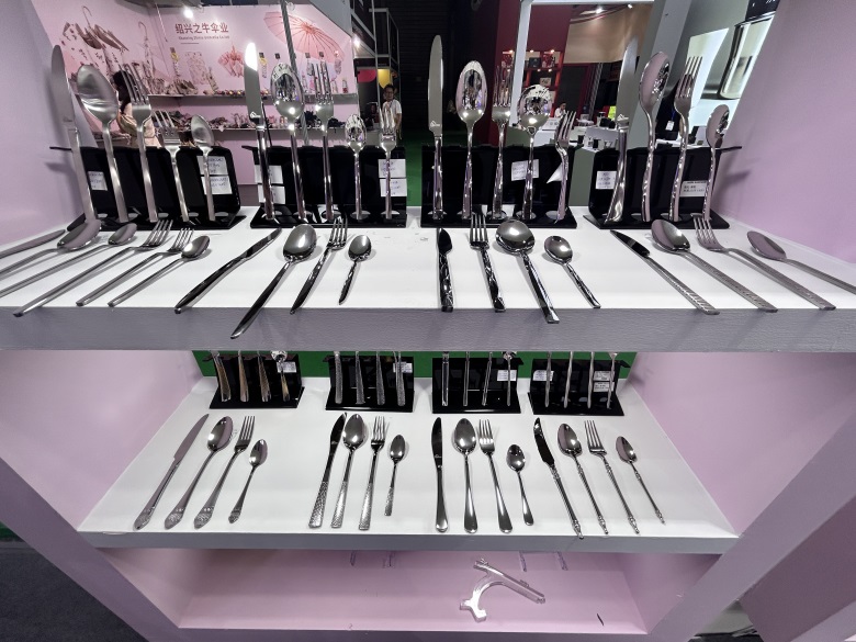 The 13th Luxehome Shanghai 2024 Garbo displays over 500 different new and popular tableware items