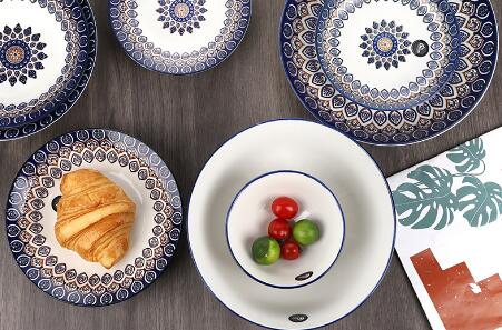 Functions of different sizes of ceramic dinnerware